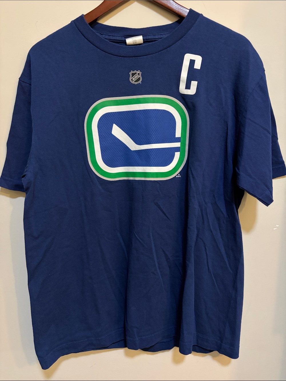 Vancouver Canucks Henrik Sedin #33 Captain NHL Player T-Shirt Men’s Medium Blue